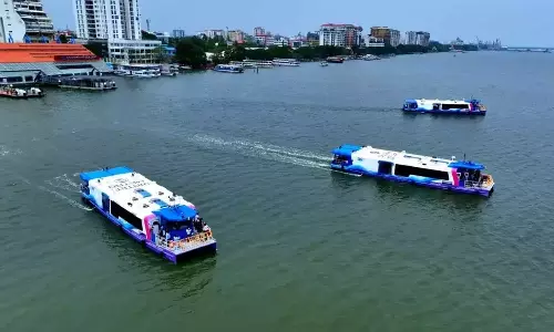 എറണാകുളത്ത് വാട്ടർ മെട്രോ ബോട്ടുകൾ കൂട്ടിയിടിച്ച് അപകടം