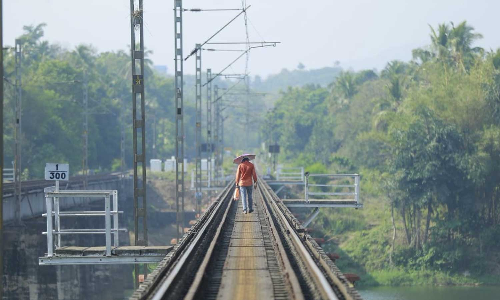 ഷൊർണൂർ ട്രെയിൻ അപകടം; മരിച്ചവരുടെ കുടുംബത്തിന് നഷ്ടപരിഹാരം ഉറപ്പാക്കണമെന്ന് സംസ്ഥാന സർക്കാർ