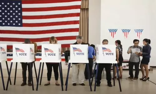 യുഎസ് തെരഞ്ഞെടുപ്പ് ആരംഭിച്ചു; ആദ്യഫലത്തിൽ ഒപ്പത്തിനൊപ്പം ട്രംപും കമലയും