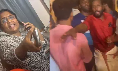 അർധരാത്രി കോൺഗ്രസ് നേതാക്കൾ താമസിക്കുന്ന ഹോട്ടലിൽ പരിശോധന; പാലക്കാട് നാടകീയ രംഗങ്ങൾ അർധരാത്രി കോൺഗ്രസ് നേതാക്കൾ താമസിക്കുന്ന ഹോട്ടലിൽ പരിശോധന; പാലക്കാട് നാടകീയ രംഗങ്ങൾ