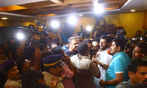 പാലക്കാട് നടന്നത് നാടകീയ രംഗങ്ങൾ; പരിശോധനക്ക് പിന്നിൽ സിപിഎമ്മെന്ന്  കോൺഗ്രസ്, പണം മാറ്റിയെന്ന് സിപിഎം