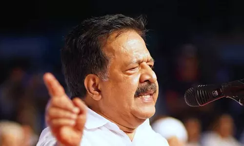 പാലക്കാട്ടെ പാതിരാനാടകം; കൊടകര കുഴല്‍പ്പണ ഇടപാട് വെളുപ്പിക്കാനുള്ള സിപിഎം-ബിജെപി ഡീലിന്റെ തുടര്‍ച്ച- രമേശ് ചെന്നിത്തല