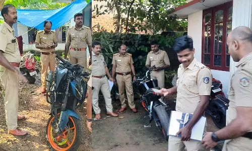 റീൽസിനായി ബൈക്കിൽ അഭ്യാസം; നിരവധി വാഹനങ്ങൾ വീട്ടിലെത്തി പിടിച്ചെടുത്തു റീൽസിനായി ബൈക്കിൽ അഭ്യാസം; നിരവധി വാഹനങ്ങൾ വീട്ടിലെത്തി പിടിച്ചെടുത്തു