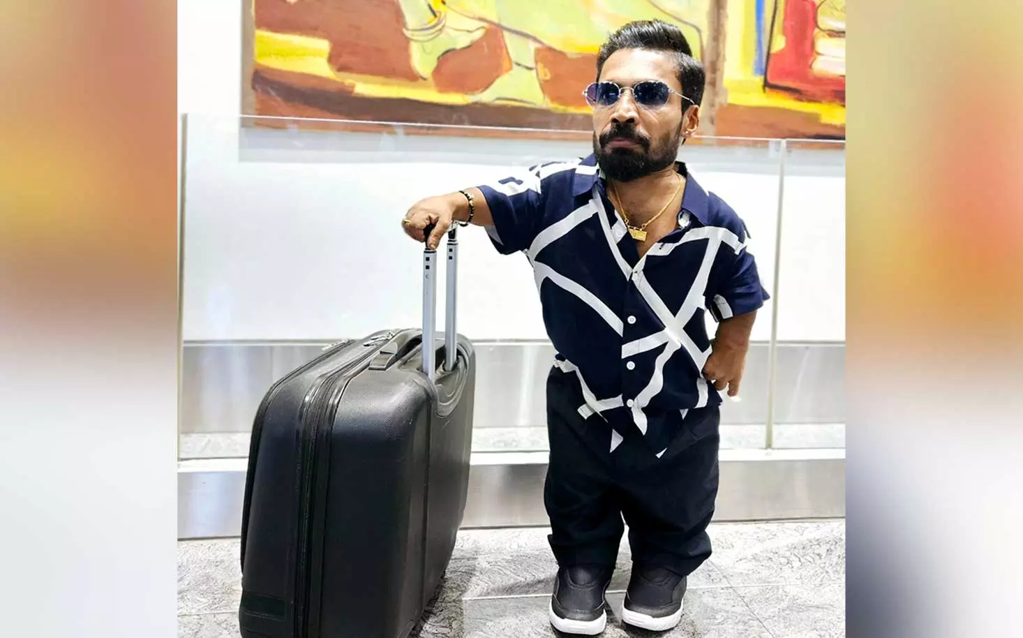 ട്രോളിയുമായി ഗിന്നസ് പക്രു, KPM  ഹോട്ടലിൽ അല്ലല്ലോ എന്ന് രാഹുൽ മാങ്കൂട്ടത്തിൽ