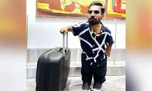 ട്രോളിയുമായി ഗിന്നസ് പക്രു, KPM  ഹോട്ടലിൽ അല്ലല്ലോ എന്ന് രാഹുൽ മാങ്കൂട്ടത്തിൽ