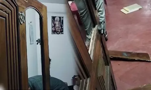 Daylight house burglary in Attingal; 40 Pavan gold and one lakh rupees were stolen, Attingal home theft