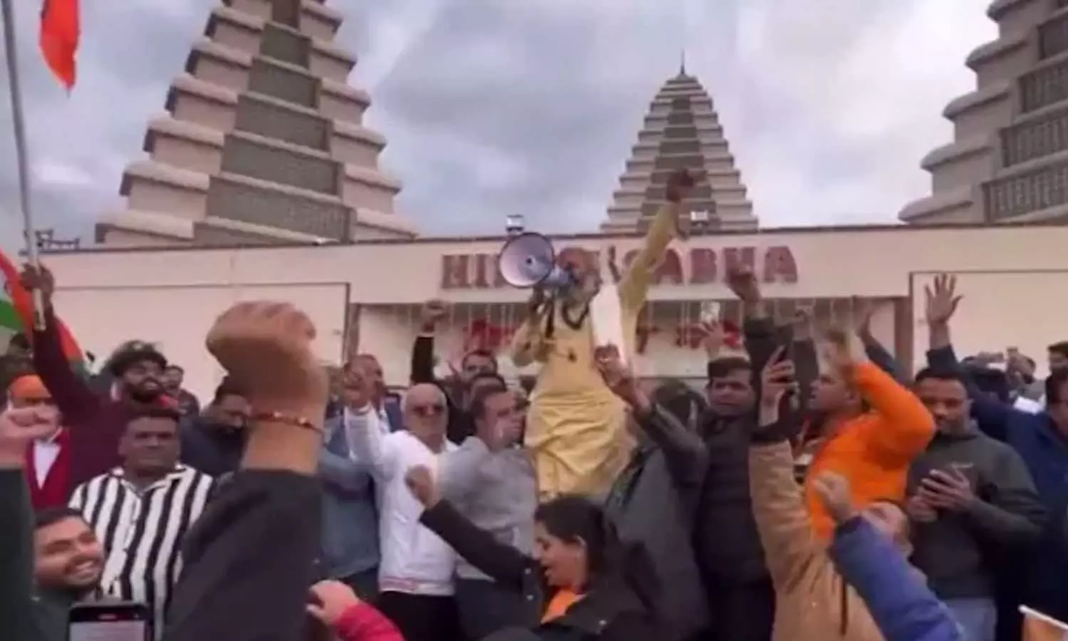 Hindu priest suspended in Canadas Brampton temple, later reinstated after protests, Canada Khalistani clashes, Canada Hinu Sikh clashes, Canada Hindu Sabha mandir, Hindu priest suspended in Canadas Brampton temple, later reinstated after protests, Canada Khalistani clashes, Canada Hinu Sikh clashes, Canada Hindu Sabha mandir,