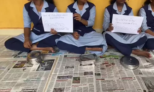 ഓവറോൾ ട്രോഫി നഷ്‌ടപ്പെട്ടു; മുക്കം ഉപജില്ലാ കലോത്സവത്തിലെ വിധിനിർണയത്തിൽ പിഴവ് ആരോപിച്ച് വിദ്യാർഥികളുടെ പട്ടിണി സമരം