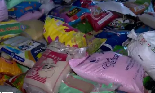 മേപ്പാടിയിൽ റവന്യൂവകുപ്പ് പുതുതായി നൽകിയ കിറ്റും പഴകിയത്; അരിച്ചാക്കുകളിൽ പ്രാണികൾ