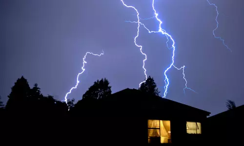 കോഴിക്കോട് തൊഴിലുറപ്പ് തൊഴിലാളികൾക്ക് ഇടിമിന്നലേറ്റു കോഴിക്കോട് തൊഴിലുറപ്പ് തൊഴിലാളികൾക്ക് ഇടിമിന്നലേറ്റു