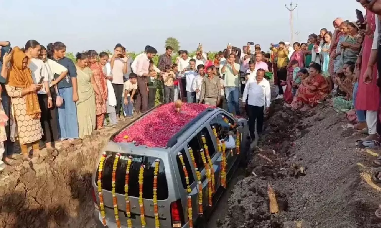 12 വർഷം ഒപ്പം നിന്നു; പ്രിയ കാറിനെ സംസ്‌കരിച്ച് കർഷക കുടുംബം
