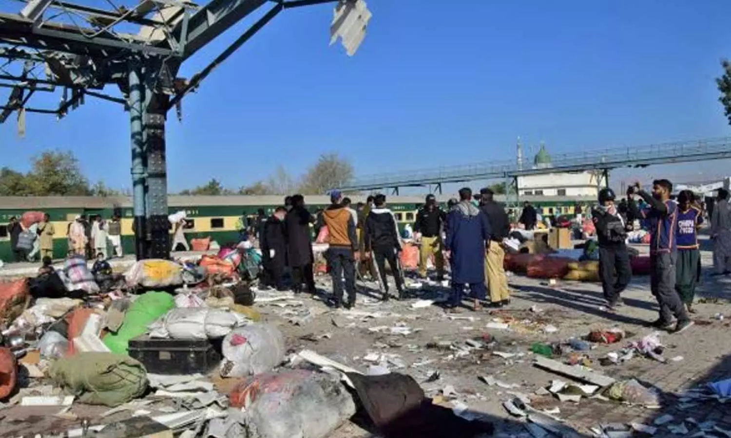 പാകിസ്താനിൽ റെയിൽവേ സ്റ്റേഷനിൽ ബോംബ് സ്ഫോടനം; 24 പേർ കൊല്ലപ്പെട്ടു പാകിസ്താനിൽ റെയിൽവേ സ്റ്റേഷനിൽ ബോംബ് സ്ഫോടനം; 24 പേർ കൊല്ലപ്പെട്ടു