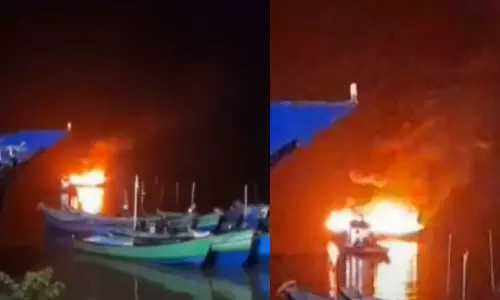 ബേപ്പൂരിൽ മത്സ്യബന്ധന ബോട്ടിന് തീപിടിച്ചു; രണ്ട് പേർക്ക് പൊള്ളലേറ്റു