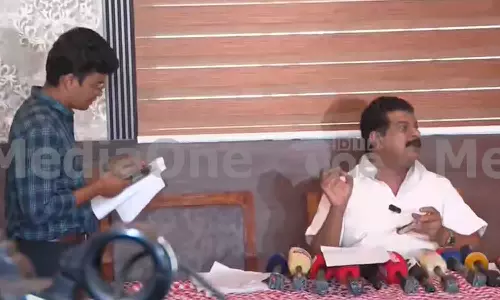 ചേലക്കരയിൽ വിലക്ക് ലംഘിച്ച് വാർത്താസമ്മേളനം   നടത്തി പി.വി അൻവർ; നിർത്താൻ ആവശ്യപ്പെട്ട് തെരഞ്ഞെടുപ്പ് ഉദ്യോഗസ്ഥർ