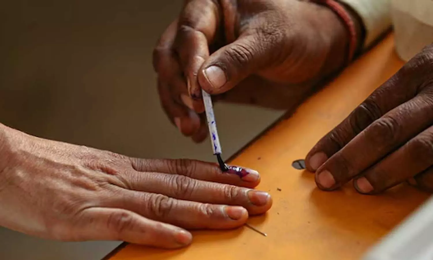 വയനാടും ചേലക്കരയും ജനവിധിയെഴുതി; പോളിങ് ശതമാനം കുത്തനെ കുറഞ്ഞു