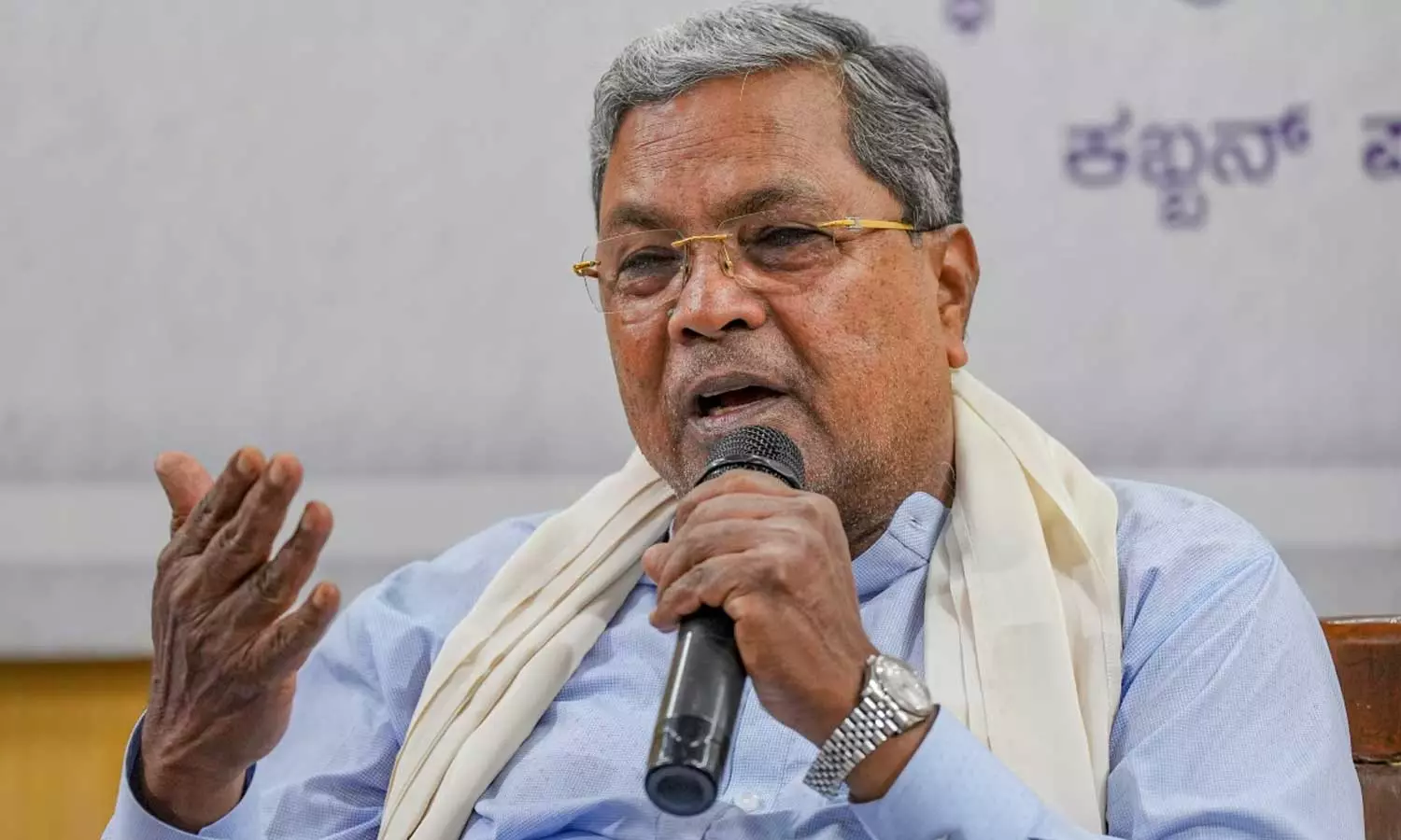 സർക്കാറിനെ പുറത്താക്കാൻ കോൺഗ്രസ് എംഎൽഎമാർക്ക് ബിജെപി 50 കോടി വാഗ്ദാനം ചെയ്തു; സിദ്ധരാമയ്യ സർക്കാറിനെ പുറത്താക്കാൻ കോൺഗ്രസ് എംഎൽഎമാർക്ക് ബിജെപി 50 കോടി വാഗ്ദാനം ചെയ്തു; സിദ്ധരാമയ്യ