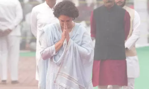 വയനാട്ടിൽ നിന്ന് ഡൽഹിയിൽ വന്നപ്പോൾ ഗ്യാസ് ചേംബറിൽ കയറിയ പോലെ; ദുഃഖം പങ്കുവെച്ച് പ്രിയങ്ക ഗാന്ധി