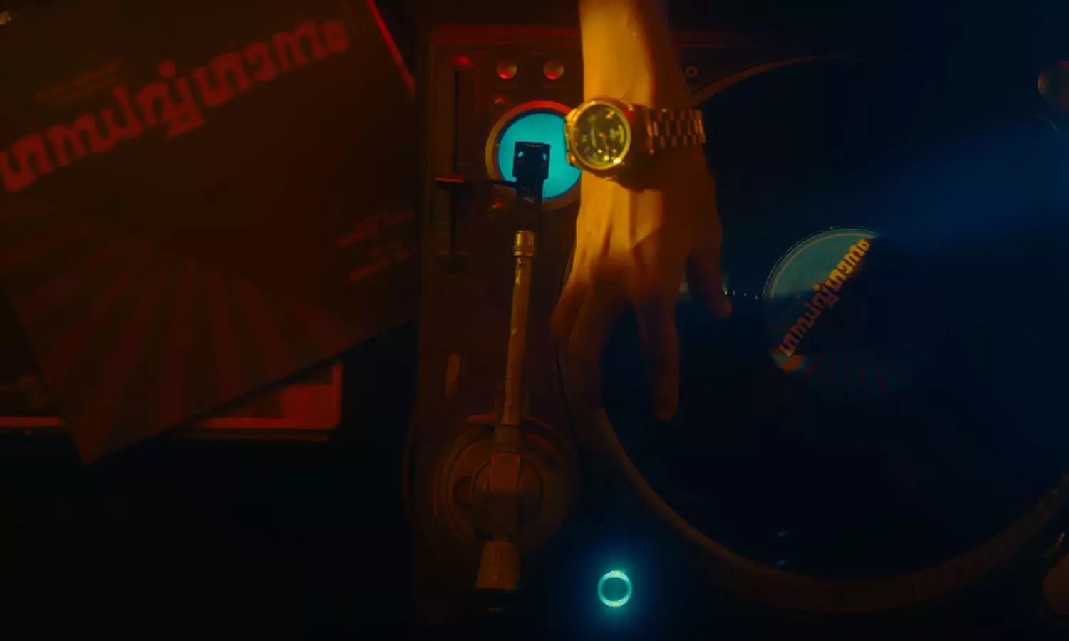 റെക്സ് വിജയന്റെ സംഗീതം, ചുവടുകളുമായി റംസാനും നവനിയും; റൈഫിൾ ക്ലബിലെ ആദ്യ ട്രാക്ക് പുറത്ത് റെക്സ് വിജയന്റെ സംഗീതം, ചുവടുകളുമായി റംസാനും നവനിയും; റൈഫിൾ ക്ലബിലെ ആദ്യ ട്രാക്ക് പുറത്ത്