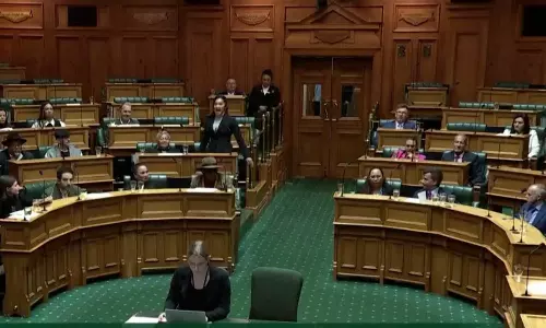 വൈതാംഗി ഉടമ്പടി ബില്ലിൽ പ്രതിഷേധം; നൃത്തം ചെയ്ത് പാർലമെൻ്റ് തടസ്സപ്പെടുത്തി ന്യൂസിലൻഡ് എംപിമാർ