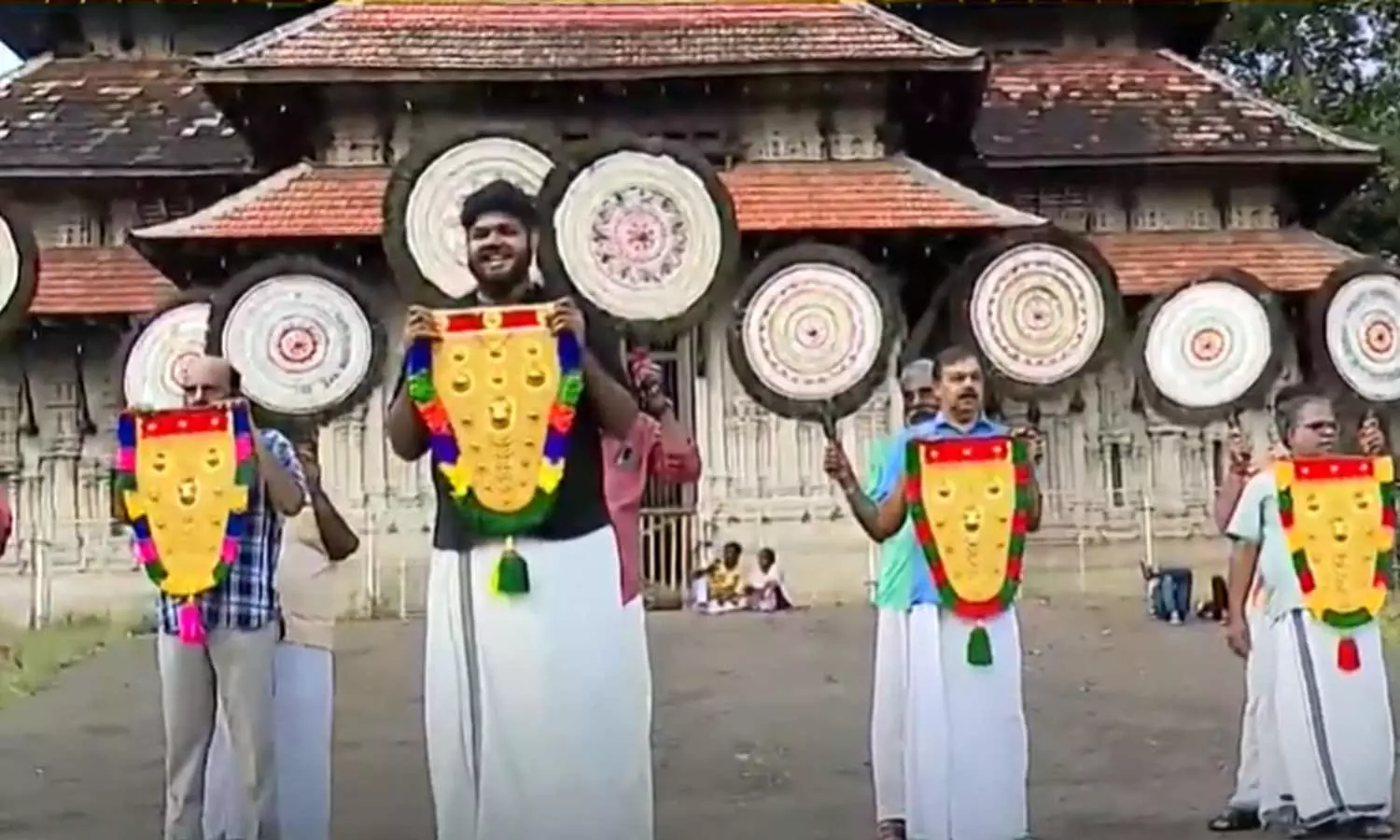 ആന എഴുന്നള്ളിപ്പ്; ഹൈക്കോടതി മാർഗരേഖയ്ക്കെതിരെ പ്രതിഷേധവുമായി പൂരപ്രേമി സംഘം ആന എഴുന്നള്ളിപ്പ്; ഹൈക്കോടതി മാർഗരേഖയ്ക്കെതിരെ പ്രതിഷേധവുമായി പൂരപ്രേമി സംഘം