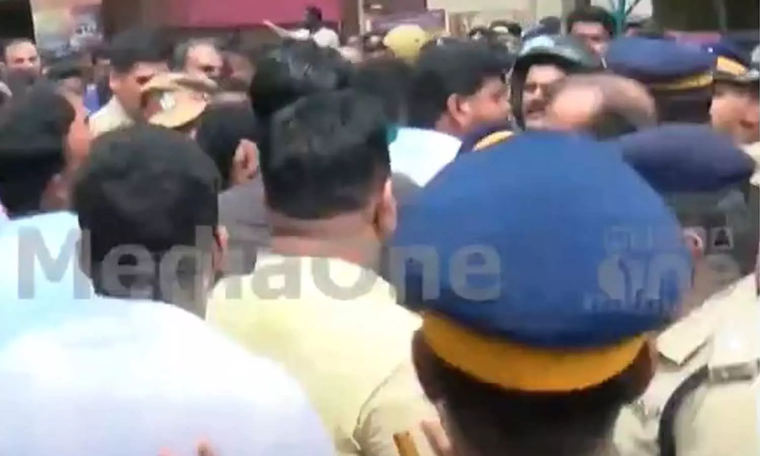 ചേവായൂർ സഹകരണ ബാങ്ക് തെരഞ്ഞെടുപ്പിനിടെ വീണ്ടും സംഘർഷം: പൊലീസ് ലാത്തിവീശി; നിരവധി പേർക്ക് പരിക്ക് ചേവായൂർ സഹകരണ ബാങ്ക് തെരഞ്ഞെടുപ്പിനിടെ വീണ്ടും സംഘർഷം: പൊലീസ് ലാത്തിവീശി; നിരവധി പേർക്ക് പരിക്ക്