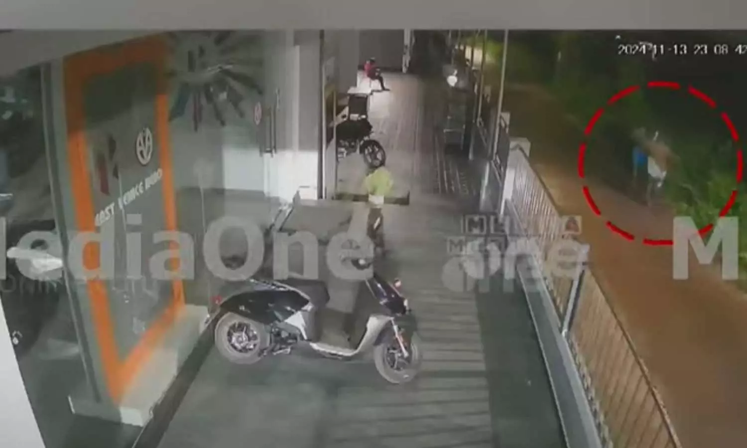 കൈവിലങ്ങോടെ കസ്റ്റഡിയിൽ നിന്ന് ചാടിപ്പോയ കുറുവ സംഘാംഗം പിടിയിൽ കൈവിലങ്ങോടെ കസ്റ്റഡിയിൽ നിന്ന് ചാടിപ്പോയ കുറുവ സംഘാംഗം പിടിയിൽ