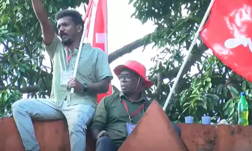 പെട്രോളുമായി ആത്മഹത്യാ ഭീഷണി; തിരുവനന്തപുരത്ത് വീണ്ടും ശുചീകരണ തൊഴിലാളികളുടെ പ്രതിഷേധം