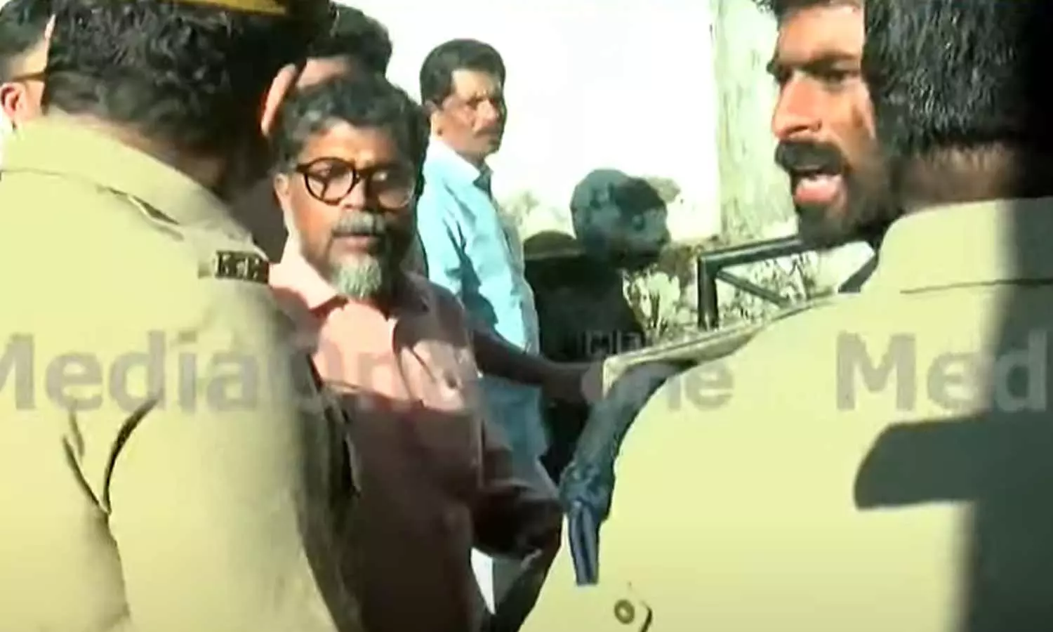 ചേവായൂർ സഹകരണ ബാങ്ക് തെരഞ്ഞെടുപ്പ്; വോട്ടർമാരുമായെത്തിയ വാഹനങ്ങൾക്ക് നേരെ കല്ലേറ്, സംഘർഷം