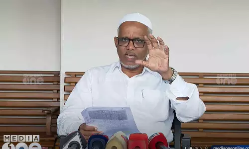 Abdussamad pookkottoor against Umer Faizy