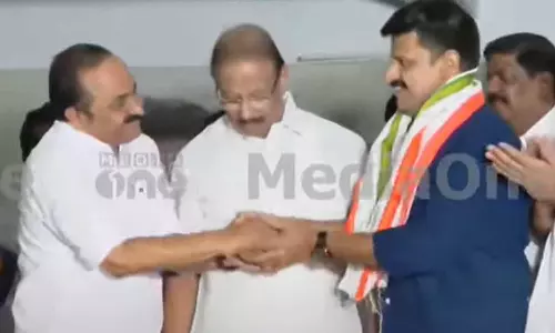 കോണ്‍ഗ്രസ് അംഗത്വം സ്വീകരിച്ച് സന്ദീപ് വാര്യർ; ഷാളണിയിച്ച് കെ.സുധാകരനും വി.ഡി സതീശനും