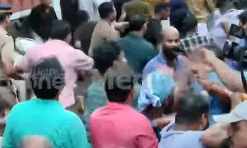 സിപിഎം കോൺഗ്രസ് സംഘർഷത്തിനിടെ ചേവായൂർ സഹകരണ ബാങ്ക് തെരഞ്ഞെടുപ്പ് പൂർത്തിയായി സിപിഎം കോൺഗ്രസ് സംഘർഷത്തിനിടെ ചേവായൂർ സഹകരണ ബാങ്ക് തെരഞ്ഞെടുപ്പ് പൂർത്തിയായി