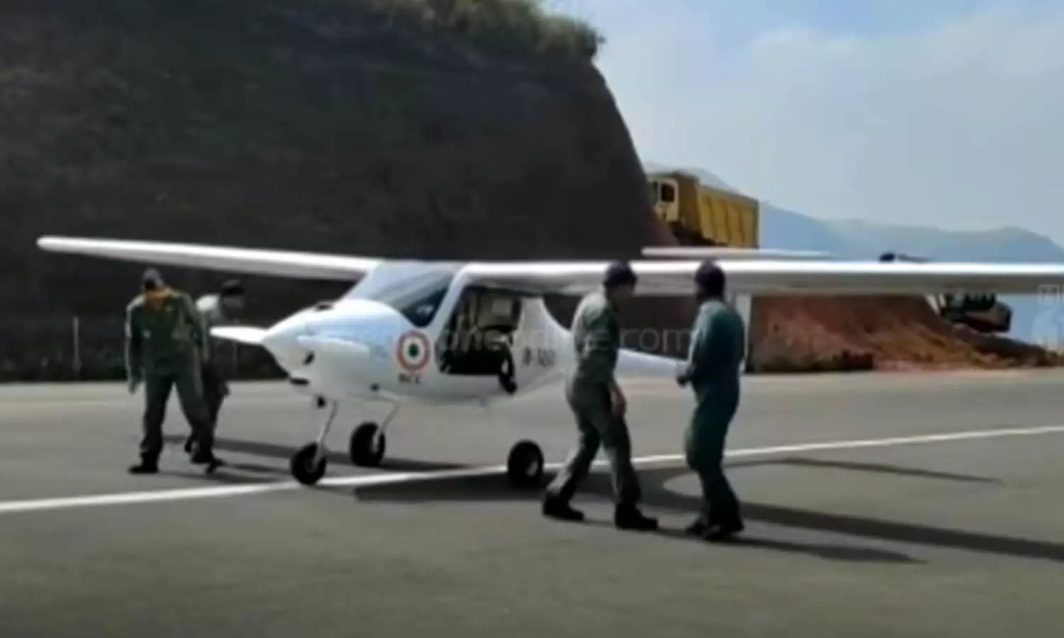 സത്രം എയർ സ്ട്രിപ്പിൽ വനംവകുപ്പിന്റെ കടുംപിടിത്തം; നിസ്സഹകരണം തുടരുന്നു സത്രം എയർ സ്ട്രിപ്പിൽ വനംവകുപ്പിന്റെ കടുംപിടിത്തം; നിസ്സഹകരണം തുടരുന്നു