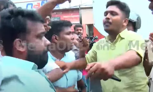 കോഴിക്കോട് ഹർത്താലിനിടെ സംഘർഷം; ബസ് തടഞ്ഞ് കോണ്ഗ്രസ് പ്രവർത്തകർ, ജീവനക്കാരുമായി തർക്കം കോഴിക്കോട് ഹർത്താലിനിടെ സംഘർഷം; ബസ് തടഞ്ഞ് കോണ്ഗ്രസ് പ്രവർത്തകർ, ജീവനക്കാരുമായി തർക്കം