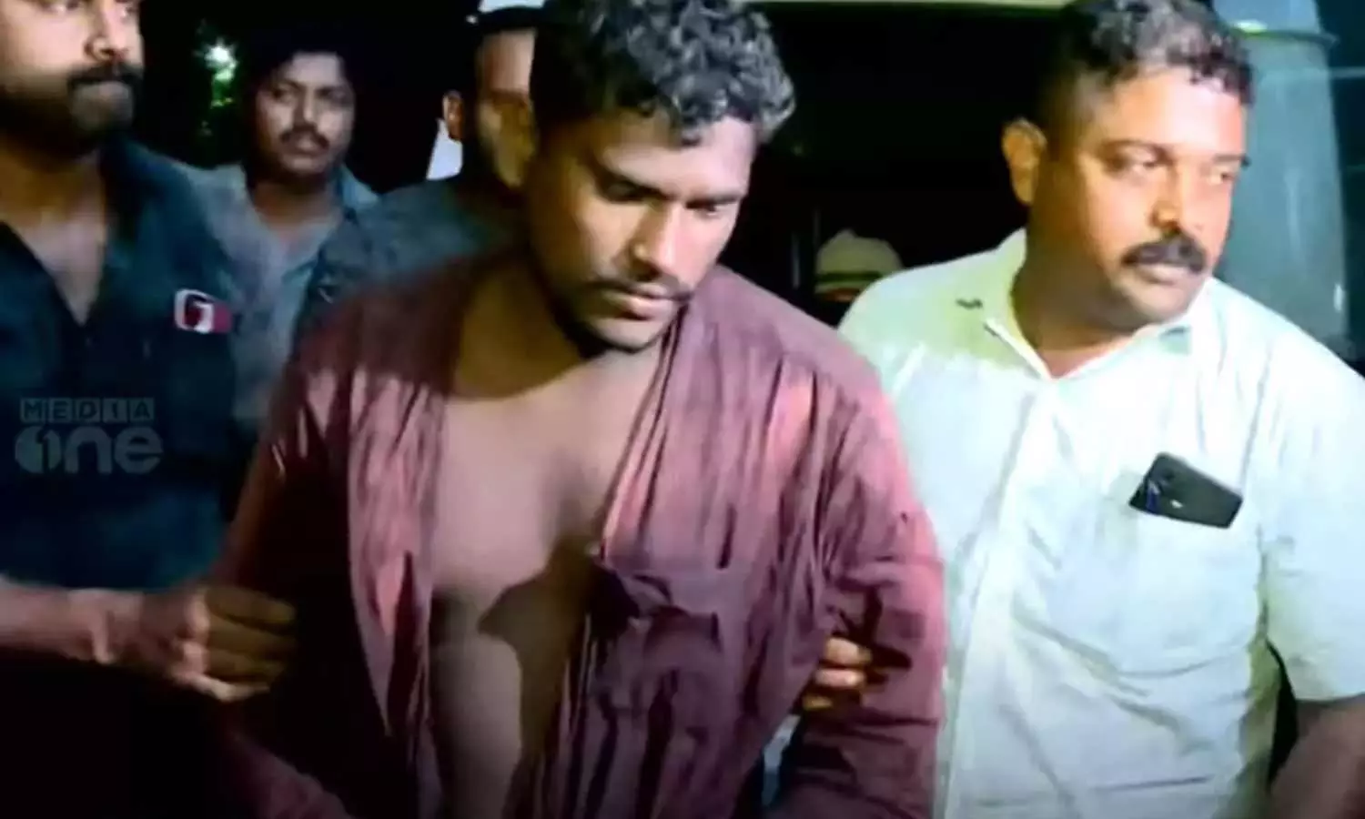 കുറുവ സംഘത്തിലെ സന്തോഷിനായി പൊലീസ് ഇന്ന് കസ്റ്റഡി അപേക്ഷ നൽകും കുറുവ സംഘത്തിലെ സന്തോഷിനായി പൊലീസ് ഇന്ന് കസ്റ്റഡി അപേക്ഷ നൽകും