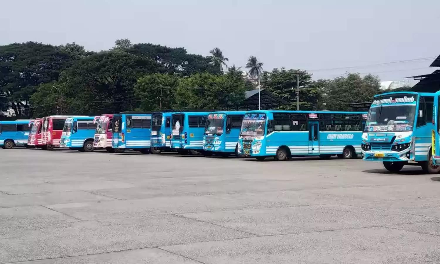 തൃശൂരിൽ ബസ് ജീവനക്കാരുടെ മിന്നൽ പണിമുടക്ക് തൃശൂരിൽ ബസ് ജീവനക്കാരുടെ മിന്നൽ പണിമുടക്ക്