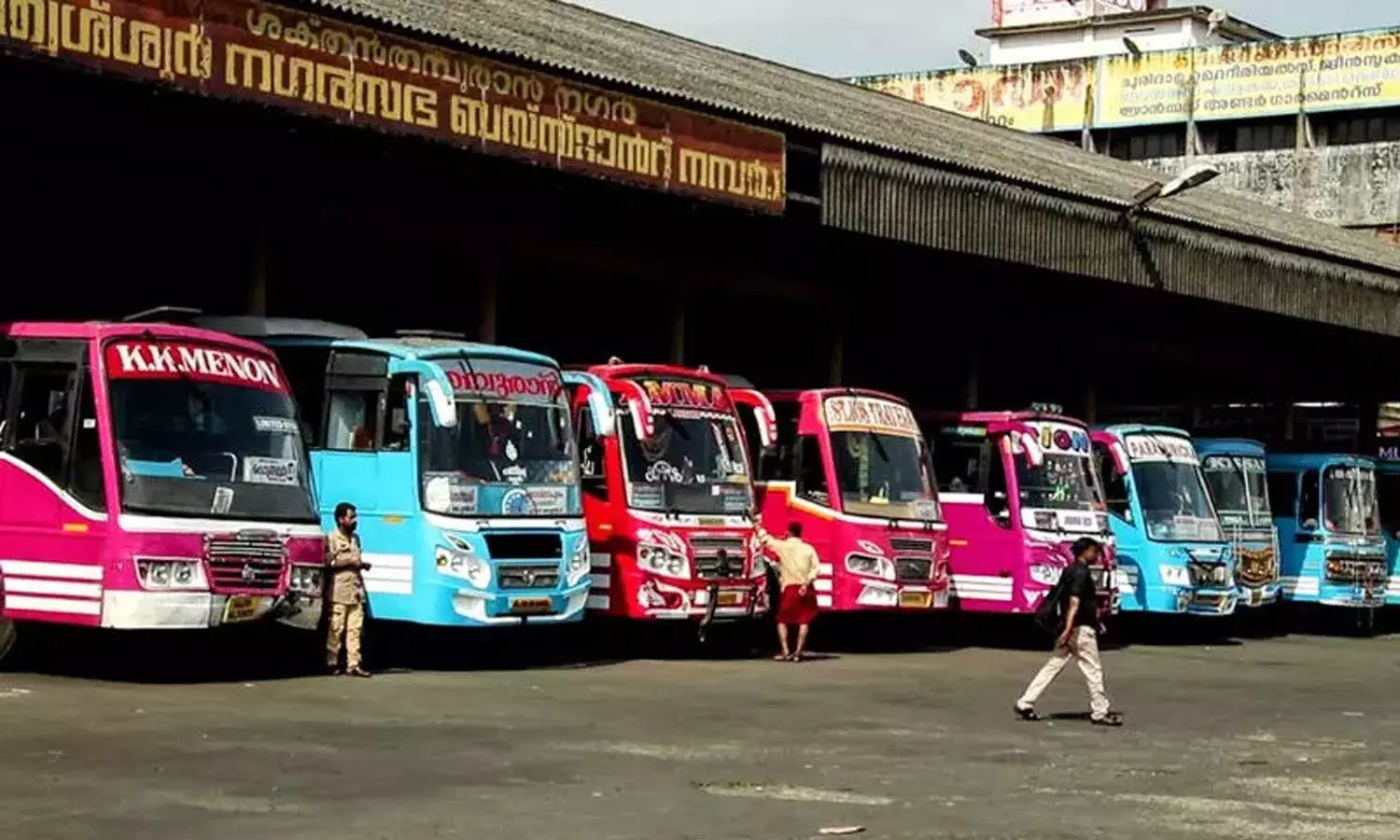 തൃശൂരിൽ ബസ് ജീവനക്കാരുടെ മിന്നൽ പണിമുടക്ക് തൃശൂരിൽ ബസ് ജീവനക്കാരുടെ മിന്നൽ പണിമുടക്ക്