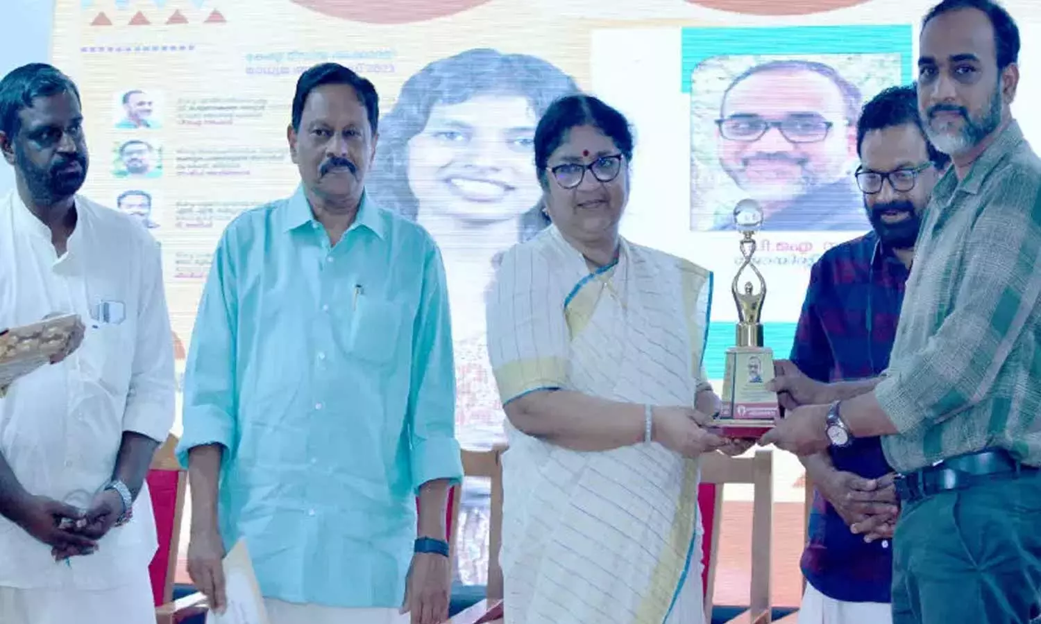 കേരള മീഡിയ അക്കാദമിയുടെ മികച്ച എഡിറ്റോറിയലിനുള്ള പുരസ്കാരം ‘മാധ്യമം’ ജോയിൻറ് എഡിറ്റര്‍ പി.ഐ.നൗഷാദ് ഏറ്റുവാങ്ങി