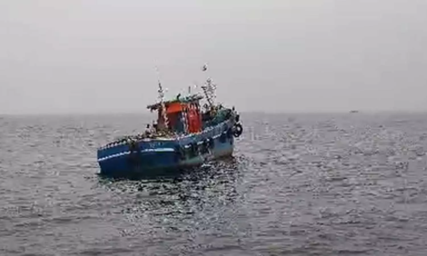 അനുമതിയില്ലാതെ കടലിൽ സിനിമ ഷൂട്ടിങ്; ചെല്ലാനത്ത് രണ്ട് ബോട്ടുകൾ പിടിച്ചെടുത്തു