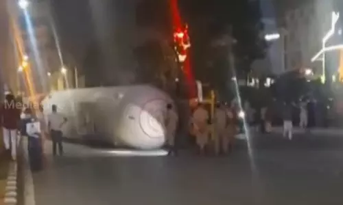 എറണാകുളം കളമശേരിയിൽ ടാങ്കർ ലോറി മറിഞ്ഞു