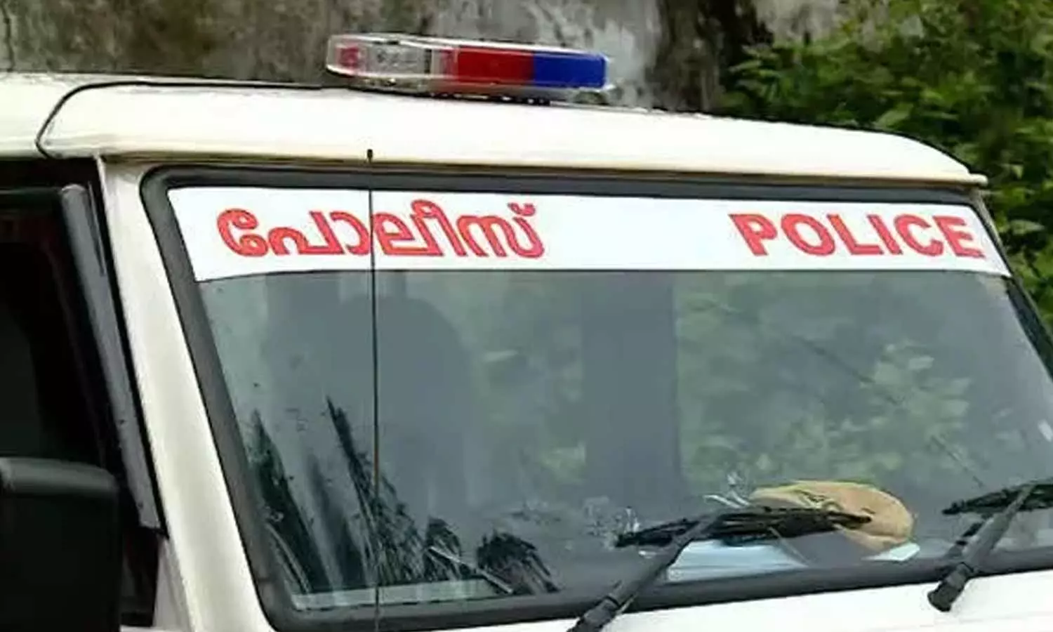 കോഴിക്കോട് നഗരത്തിൽ പൊലീസുകാർക്ക് നേരെ ആക്രമണം; ബൈക്കിലെത്തിയ സംഘം രക്ഷപ്പെട്ടു