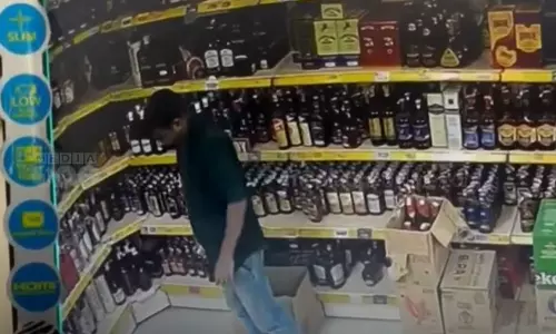 കൊല്ലത്ത് ബീവറേജസ് ഔട്ട്ലെറ്റിൽ നിന്ന് മദ്യക്കുപ്പി മോഷ്ടിച്ചു