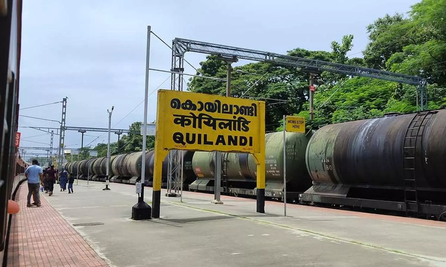 കോഴിക്കോട് കൊയിലാണ്ടിയിൽ ട്രെയിൻ തട്ടി യുവാവിന് ദാരുണാന്ത്യം