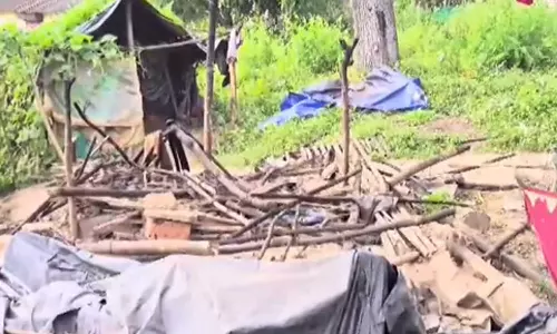 വയനാട്ടിൽ ആദിവാസികളോട് ക്രൂരത; മുന്നറിയിപ്പില്ലാതെ കുടിലുകൾ പൊളിച്ചുനീക്കി വനംവകുപ്പ്