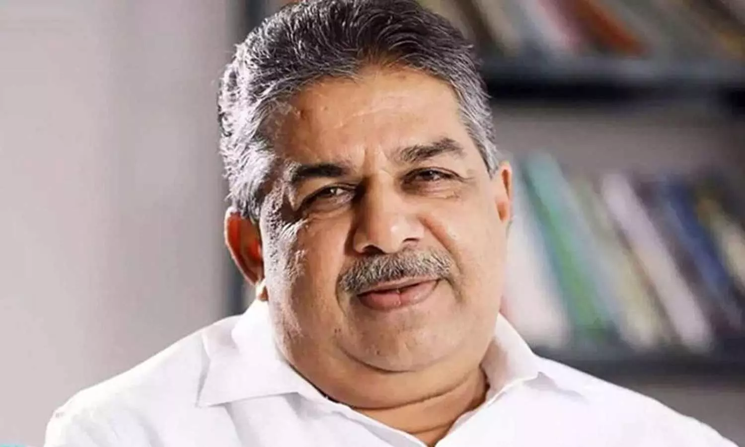 സജി ചെറിയാനെ മന്ത്രിസഭയിൽ നിന്ന് പുറത്താക്കണം; ഭരണഘടനാ വിരുദ്ധ പ്രസംഗത്തിൽ ഗവർണർക്ക് പരാതി സജി ചെറിയാനെ മന്ത്രിസഭയിൽ നിന്ന് പുറത്താക്കണം; ഭരണഘടനാ വിരുദ്ധ പ്രസംഗത്തിൽ ഗവർണർക്ക് പരാതി