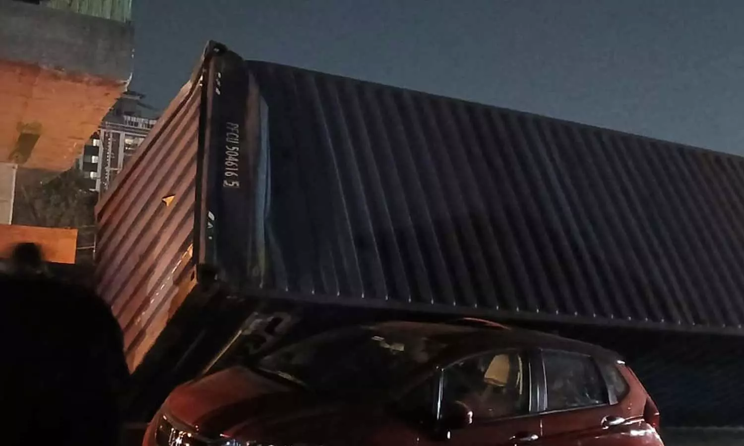 കാറിന് മുകളിലേക്ക് കണ്ടെയ്നർ മറിഞ്ഞു; യാത്രക്കാർ രക്ഷപ്പെട്ടത് തലനാരിഴയ്ക്ക് കാറിന് മുകളിലേക്ക് കണ്ടെയ്നർ മറിഞ്ഞു; യാത്രക്കാർ രക്ഷപ്പെട്ടത് തലനാരിഴയ്ക്ക്