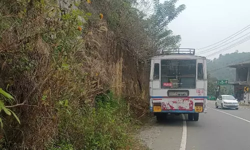 ഓടിക്കൊണ്ടിരുന്ന കെഎസ്ആർടിസി ബസിൽ നിന്ന് ​തെറിച്ചു വീണ് യാത്രക്കാരി മരിച്ചു