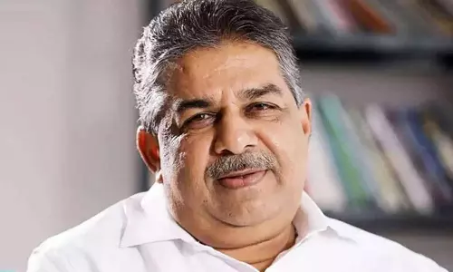 സജി ചെറിയാനെ മന്ത്രിസഭയിൽ നിന്ന് പുറത്താക്കണം; ഭരണഘടനാ വിരുദ്ധ പ്രസംഗത്തിൽ ഗവർണർക്ക് പരാതി