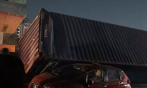 കാറിന് മുകളിലേക്ക് കണ്ടെയ്നർ മറിഞ്ഞു; യാത്രക്കാർ രക്ഷപ്പെട്ടത് തലനാരിഴയ്ക്ക്