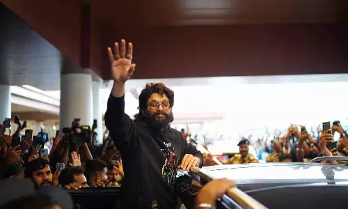 Allu Arjun receives mass welcome at Kochi airport
