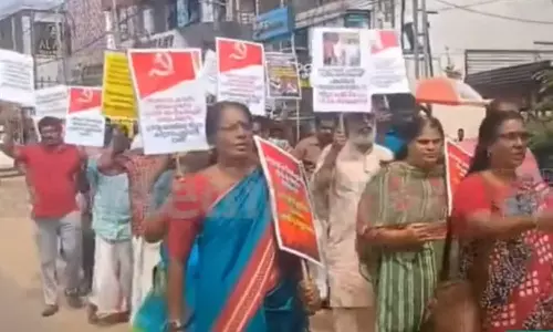 കരുനാഗപ്പള്ളിയിൽ സേവ് സിപിഎം പ്ലക്കാർഡുകളുമായി പ്രകടനം